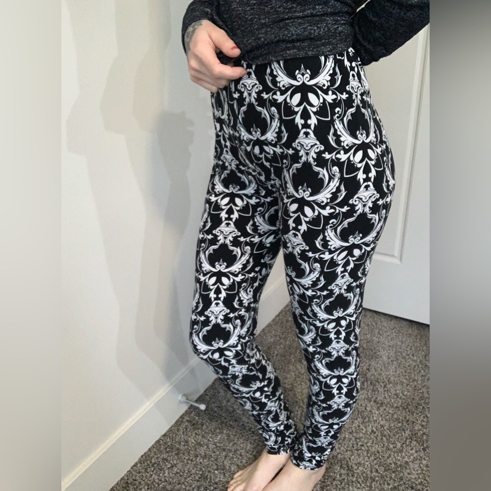 Filagree black white leggings
